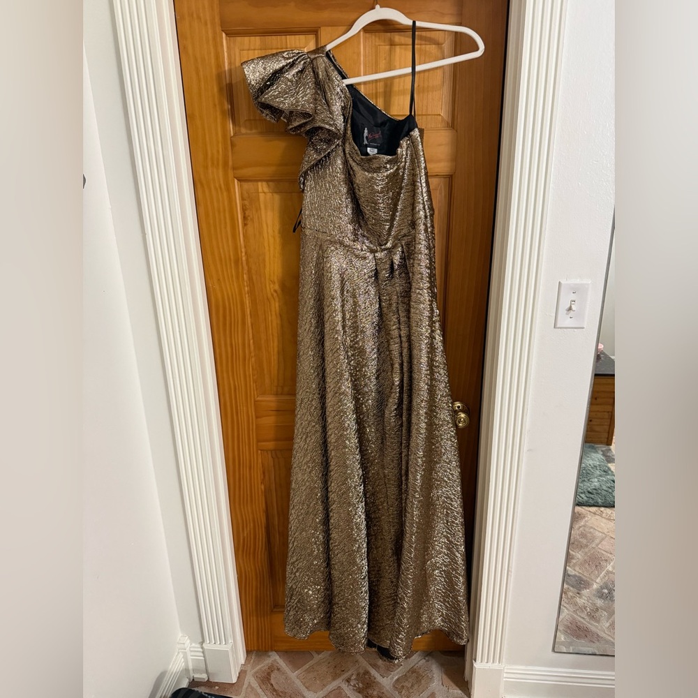 Mac Duggal floor length gold gown-Great used condition